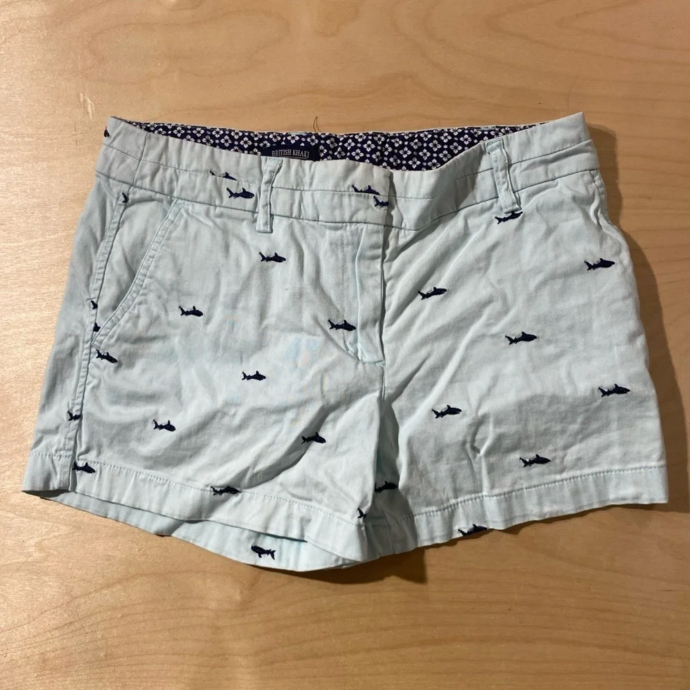 British Khaki Light Blue Shark Print Women's Shorts 4 (OM)